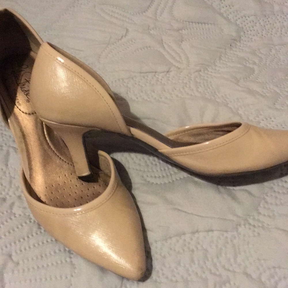 Life Stride nude heels